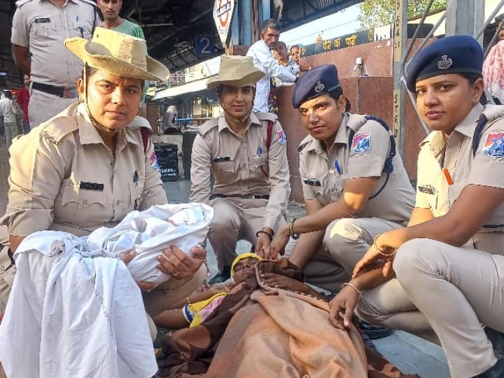 Rajasthan Ajmer railway station Woman constable got a woman delivered labor pain ann Ajmer: महिला कॉन्सटेबल की सूझबूझ, प्रसव पीड़ा से गुजर रही गर्भवती की कराई सुरक्षित डिलीवरी