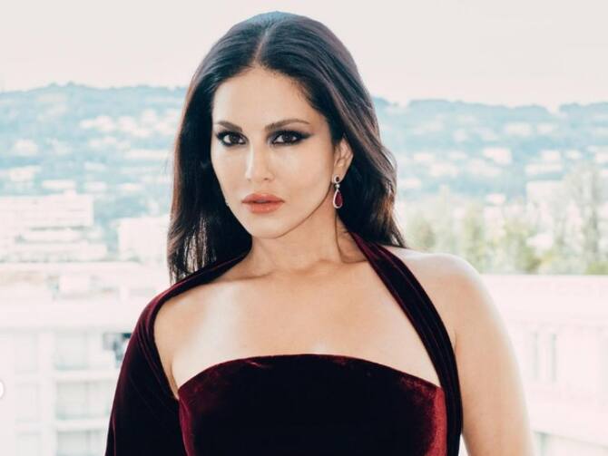 बॉलीवुड की बेबी डॉल सनी लिओनी साल 2011 में पर्दे पर आए बिग बॉस के 5वें सीजन में दिखाई दी थीं. उस वक्त वे शो की पहली ऐसी कंटेस्टेंट थीं जिन्हें एक एपिसोड के दौरान ही बड़ा ऑफर मिल गया था. सनी को फिल्म जिस्म 2 का ऑफर मिला था जिसे उन्होंने एक्सेप्ट भी किया और आज वे फिल्मों में अपने बोल्ड रोल्स के लिए मशहूर हैं.