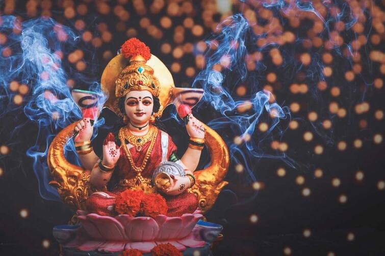 Friday Remedy: Use these two things in the worship of Lakshmi on Friday, the goddess will be blessed and shower wealth Shkrawar Upay Shukrawar Upay: શુક્રવારે મા લક્ષ્મીની પૂજામાં આ બે વસ્તુનો અવશ્ય કરો ઉપયોગ, દેવી રાજીના રેડ થઈને કરશે ધનની વર્ષા
