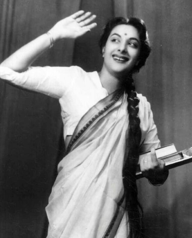 बॉलीवुड की शानदार एक्ट्रेस रहीं नरगिस की मां जद्दनबाई थीं और उनके पिता का नाम मोहन बाबू था. जद्दन बाई मुस्लिम थीं और पेशे से तवायफ थीं. वे कोलकाता के एक कोठे पर बैठती थीं.