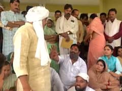 जिला पंचायत अध्यक्ष हीरासिंह राजपूत के खिलाफ लामबंद हुए सदस्य, गेट पर धरना देकर नारेबाजी की