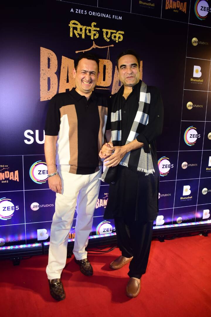 Pankaj Tripathi came in a black pathani and carried a black and white stol.