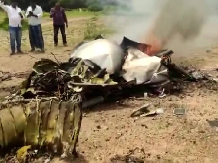 Indian Air Force Kiran trainer aircraft crashed in Chamrajnagar in Karnataka both pilots rescued IAF Aircraft Crash: भारतीय वायुसेना का ट्रेनर विमान कर्नाटक के चामराजनगर में क्रैश, दोनों पायलट सुरक्षित
