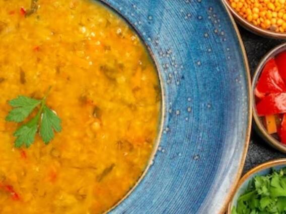 Khichdi Recipe: मौसम चाहे जो भी हो खिचड़ी है बेस्ट, इस तरह बनाएं 5 मिनट में होममेड शानदार खिचड़ी