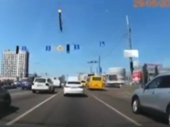 Watch: यूक्रेन की सड़क पर दौड़ रही थीं गाड़ियां, अचानक गिरी रूसी मिसाइल, कांप उठे लोग, देखें वीडियो