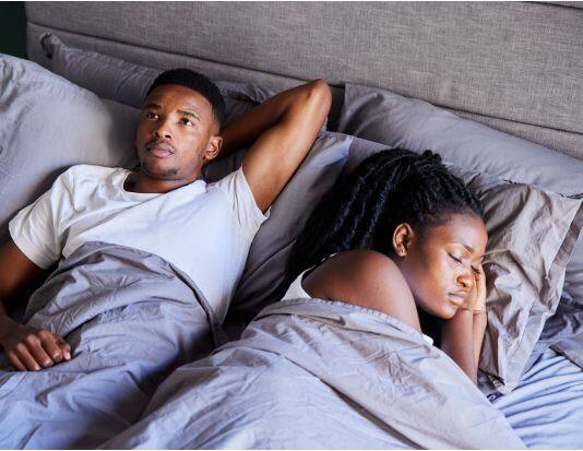 What Is Sleep Divorce: Divorce ਜਿਸ ਨੂੰ ਹਿੰਦੀ ਵਿੱਚ ਅਸੀਂ ਤਲਾਕ ਕਹਿੰਦੇ ਹਾਂ। ਵਿਆਹ ਤੋਂ ਬਾਅਦ ਜਦੋਂ ਦੋ ਲੋਕਾਂ ਵਿੱਚ ਤਕਰਾਰ ਹੋ ਜਾਂਦੀ ਹੈ ਅਤੇ ਮਾਮਲਾ ਕਾਫੀ ਹੱਦ ਤੱਕ ਵਿਗੜ ਜਾਂਦਾ ਹੈ ਤਾਂ ਦੋ ਲੋਕ ਇੱਕ-ਦੂਜੇ ਤੋਂ ਤਲਾਕ ਲੈਣ ਦਾ ਫੈਸਲਾ ਕਰਦੇ ਹਨ। ਪਰ ਕੀ ਤੁਸੀਂ ਜਾਣਦੇ ਹੋ ਕਿ ਅਜੋਕੇ ਸਮੇਂ ਵਿਚ ਜੋੜੇ ਆਪਣੀ ਨੀਂਦ ਪੂਰੀ ਕਰਨ ਲਈ ਤਲਾਕ ਲੈ ਰਹੇ ਹਨ। ਇਹ ਜੋੜੇ ਇਕੱਠੇ ਸੌਣ ਦੀ ਬਜਾਏ ਅਲੱਗ ਸੌਣ ਨੂੰ ਤਰਜੀਹ ਦੇ ਰਹੇ ਹਨ। ਇਸ ਨੂੰ Sleep Divorce ਦਾ ਨਾਂ ਦਿੱਤਾ ਗਿਆ ਹੈ। ਆਖ਼ਰਕਾਰ, Sleep Divorce ਕੀ ਹੈ ਤੇ ਜੋੜੇ ਇਸ ਨੂੰ ਕਿਉਂ ਅਪਣਾ ਰਹੇ ਹਨ, ਆਓ ਜਾਣਦੇ ਹਾਂ ਇਸ ਬਾਰੇ ਵਿਸਥਾਰ ਨਾਲ।