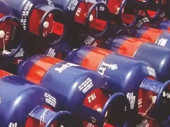 Delhi LPG Cylinder Price become cheaper by Rs 83.5 from today, check latest lpg rates in delhi LPG Cylinder Price Delhi: दिल्ली में आज से 83.5 रुपए सस्ता हो गया LPG सिलेंडर, चेक करें अब आपको कितने चुकाने होंगे पैसे