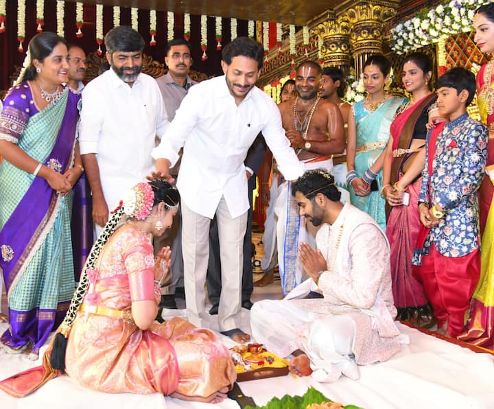 నూతన వధూవరులకు జగన్ ఆశీర్వాదం