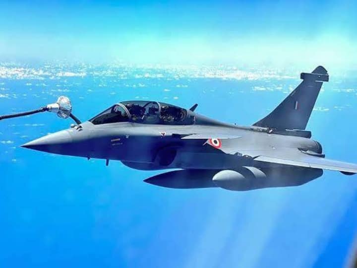 Indian AIr Force Rafale Jets 6 Hours Practice Mission Indian Ocean Region China हिंद महासागर के आसमान में 6 घंटे तक दहाड़े राफेल, चीन की बढ़ेंगी टेंशन, IAF की ताकत देख छूटे पसीने