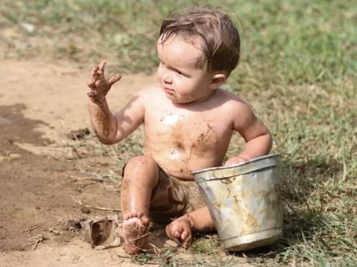 अगर आपका बच्चा भी खूब मिट्टी खाता है और बार-बार यह गलती दोहराता है तो उसे डांटने या पिटाई करने के बजाय प्यार से समझाएं. अगर बच्चा समझने की उम्र में नहीं है तो कुछ घरेलू नुस्खों की मदद से उसकी ये गंदी आदत छुड़ाएं.