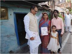एमपी: स्वीकृति पत्र देने सीधे 'लाडली बहनों' के घर पहुंच गए CM शिवराज, उतारी आरती