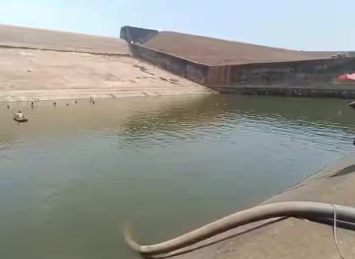 Chhattisgarh officer fined Rs 53,000 for draining reservoir to look for phone Chhattisgarh News: મોબાઇલ ફોન માટે પાણી બરબાદ કરવા મામલે મોટી કાર્યવાહી, પોલીસે આ કલમ હેઠળ નોંધ્યો કેસ