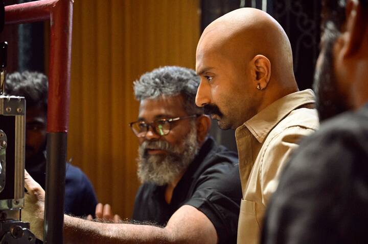 புஷ்பா 2 படத்தின் படக்குழுவினர் சென்ற பேருந்து இன்று காலை விபத்திற்குள்ளாகியது .
