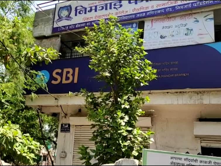 State Bank of India bank robbed in broad daylight in Jalgaon Jalgaon Crime : जळगावात भरदिवसा बँकेवर दरोडा, चाकूचा धाक दाखवत लाखो रुपये लांबवले, चोरटे पसार