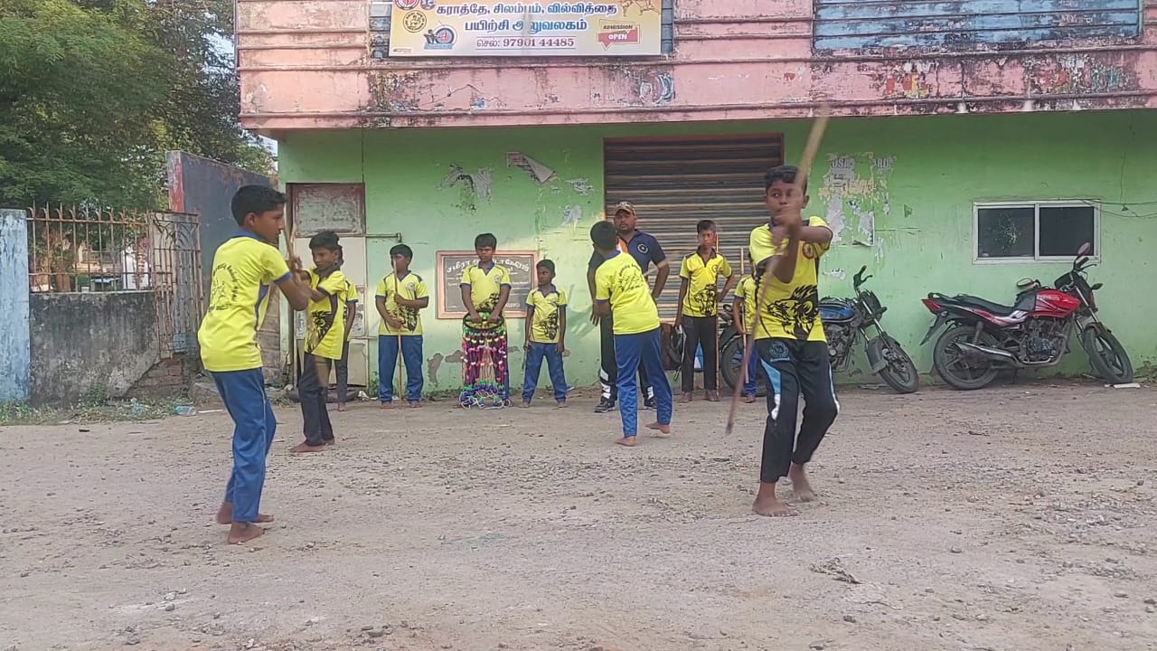 Silambam: சிலம்பத்தில் சாதித்த அரசு பள்ளி மாணவர்கள் - சர்வதேச போட்டிக்கு தாய்லாந்து செல்ல அரசு உதவி செய்ய கோரிக்கை