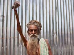 1973 से हाथ को हवा में उछाले हुए हैं ये बाबा, वजह जानकर पैरों तले खिसक जाएगी जमीन