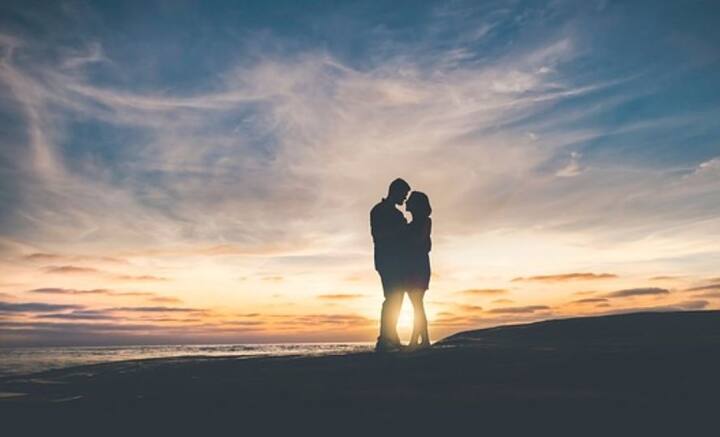 ভালবাসা আর ভাললাগার মধ্যে ফারাক বিস্তর। তেমনই ভালবাসা আর কাউকে নিয়ে ঘোর লাগা, সারাক্ষণ ঘোরের মধ্যেই থাকাও এক জিনিস নয়।