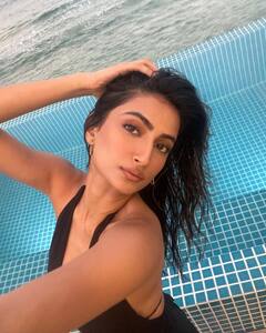 ब्लैक शॉर्ट ड्रेस पहनकर समंदर के सामने इठलाईं पलक तिवारी, जुल्फें संवारती फोटो पर आपका दिल आ जाएगा