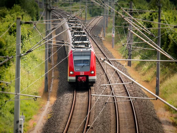 Indian Railway Board Green Signal To Survey For Two Super Fast Railway Lines In AP Telangana Indian Railway: తెలుగు రాష్ట్రాల్లో రెండు కొత్త సూపర్ ఫాస్ట్ రైల్వే లైన్లు, సర్వేకు రైల్వే బోర్డు గ్రీన్ సిగ్నల్