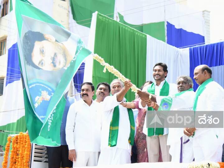 గుంటూరు చుట్టుగుంట సెంటర్‌లో వైఎస్‌ఆర్‌ యంత్ర సేవ పథకాన్ని సీఎం జగన్ ప్రారంభించారు