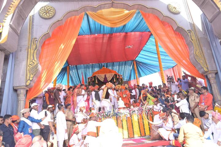 दु्र्गराज रायगडवर आज राज्य शासनाच्या वतीनं शिवराज्याभिषेक सोहळ्याचं आयोजन करण्यात आलं होतं.