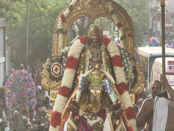 Kanchi Brahmotsavam: காஞ்சியில் பக்தர்கள் அலையில் கருட சேவை ..பரவசம் அடைந்த பக்தர்கள்..!