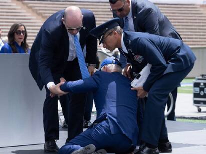 Joe Biden takes a tumble on stage at Air Force graduation Joe Biden: ‘மேடையில் தடுக்கி விழுந்த ஜோ பைடன் தாங்கி பிடித்த அதிகாரிகள்’ - கடுமையாக விமர்சித்த ட்ரம்ப்..!
