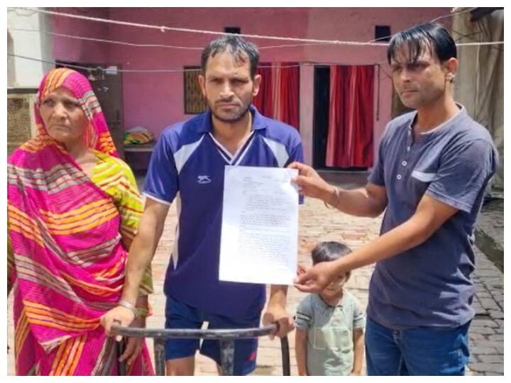Agra A Bull broke bone of farmer Send notice to five including DM and sought of Rs 5 Lakh Compensation ANN UP News: आगरा में सांड के हमले से किसान घायल, डीएम समेत पांच को नोटिस, मांगा 5 लाख रुपये का मुआवजा