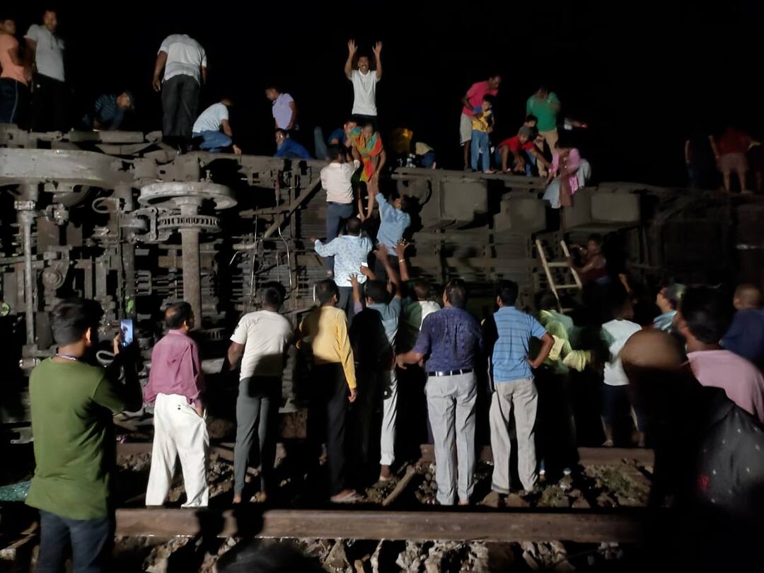 Coromandel Express derailed at Balasore, special helpline opened by railway, know in details Coromandel Express: শালিমার থেকে চেন্নাই যাওয়ার পথে বালেশ্বরে ভয়াবহ ট্রেন দুর্ঘটনা, খোলা হল বিশেষ হেল্পলাইন