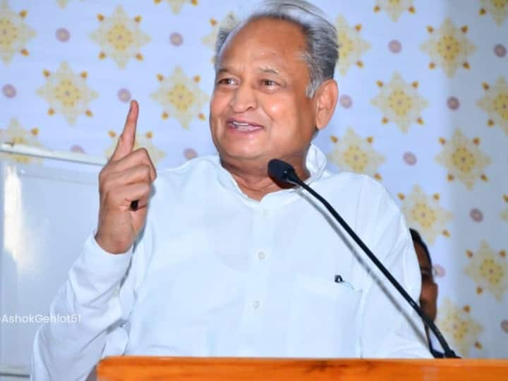 rajasthan politics 'social security is our responsibility says CM Ashok Gehlot big attack on BJP Rajasthan Politics: 'हम रेवड़ी नहीं बांटते, सामाजिक सुरक्षा हमारी जिम्मेदारी', बीजेपी पर सीएम अशोक गहलोत का बड़ा हमला