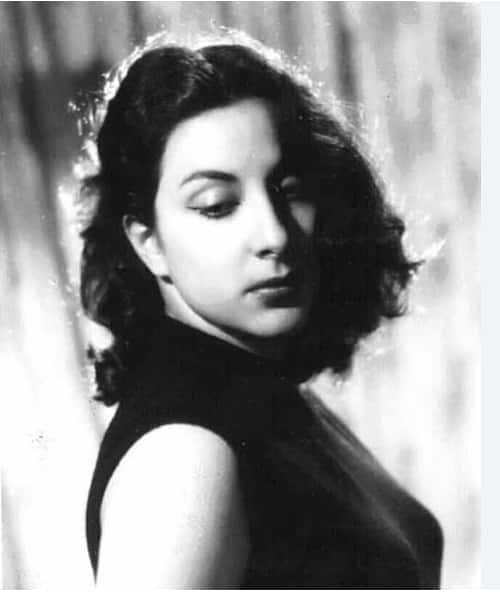 नर्गिस दत्त या भारतीय चित्रपटसृष्टीतील ज्येष्ठ अभिनेत्री होत्या. त्यांनी अनेक दिग्गज चित्रपटांमध्ये काम केले असतानाच त्यांचे नेहरू घराण्याशीही विशेष नाते होते.