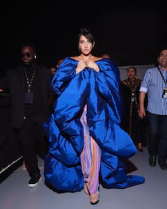 Nora Fatehi: উজ্জ্বল নীল পোশাকে নেটাগরিকদের চোখধাঁধালেন নোরা ফতেহি