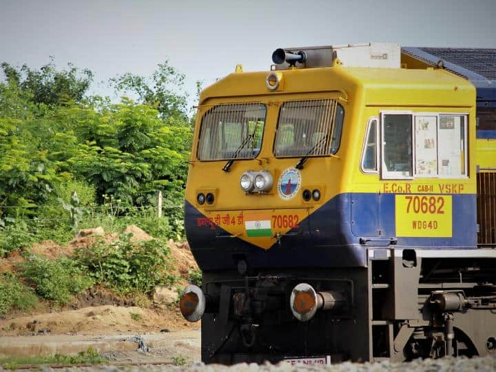 Indian Railways: भारतीय रेलवे के एक नियम के मुताबिक आप अपने टिकट को कैंसिल किए बैगर यात्रा की डेट बदल सकते हैं, जिसके लिए कोई चार्ज नहीं लिया जाएगा.