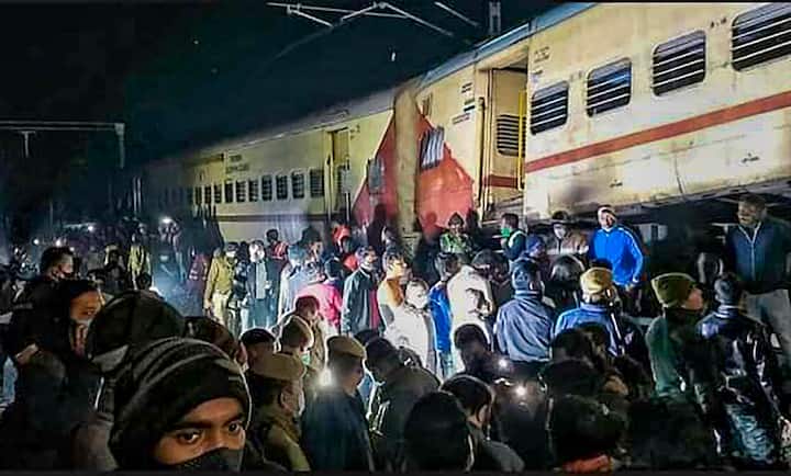 দুর্ঘটনার তীব্রতা ও ভয়াবহতা দেখে আশঙ্কা করা হচ্ছে, হতাহতের সংখ্যা আরও বাড়তে পারে।