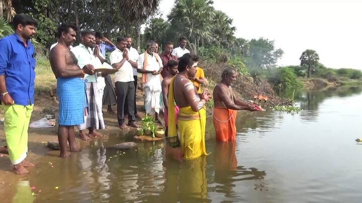 வைகாசி விசாகம் கொண்டாடப்படும் இதே நாளில், தமிழ்நாட்டில் தெற்கே உள்ள தாமிரபரணி நதிக்கு பிறந்தநாள் கொண்டாடப்பட்டது. 21 வகையான அபிஷேகத்துடன் சிறப்பு வழிபாடும் நடைப்பெற்றது என்பது குறிப்பிடதக்கது.