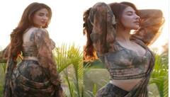 Mahira Sharma : ਅਦਾਕਾਰਾ ਮਾਹਿਰਾ ਸ਼ਰਮਾ ਨੇ ਆਪਣੀਆਂ ਤਸਵੀਰਾਂ ਨਾਲ ਮਚਾਇਆ ਤਹਿਲਕਾ , ਡੀਪਨੇਕ ਬਲਾਊਜ਼ ਨਾਲ ਸਾੜੀ 'ਚ ਦਿਖਾਇਆ ਖੂਬਸੂਰਤ ਲੁੱਕ