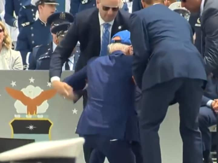 Joe Biden staggered as soon as he took the second step, fell face down on the ground, watch video