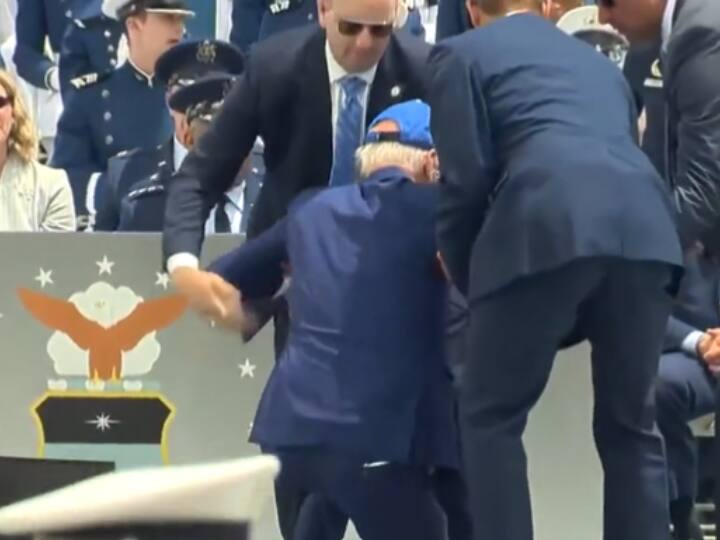 US President Joe biden fall from stage during air force academy graduation programme Joe Biden Video: दूसरा कदम बढ़ाते ही लड़खड़ाए जो बाइडेन, औंधे मुंह जमीन पर गिरे, देखें वीडियो