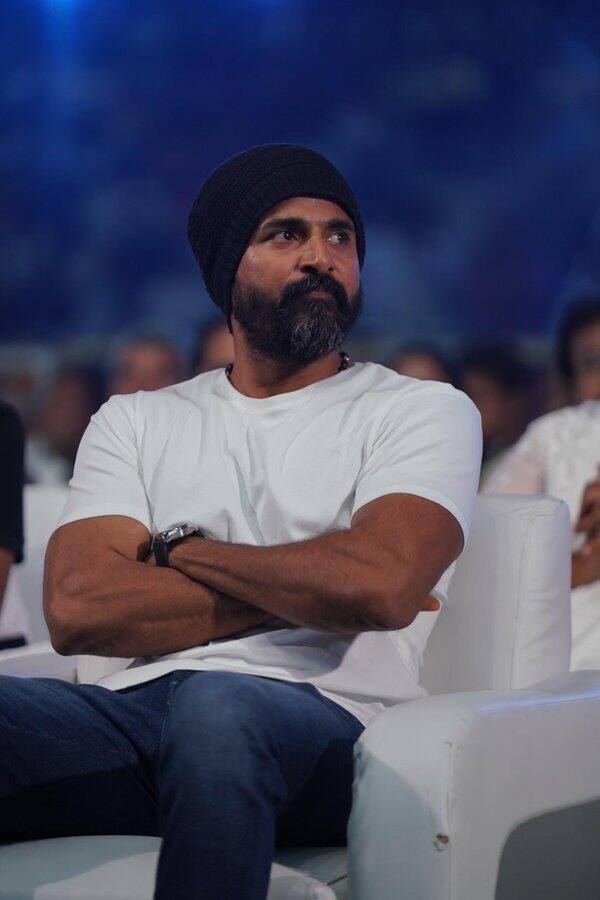 டான் நடிகர் சிவகார்த்திகேயனும் இந்நிகழ்ச்சிக்கு டிப் டாப்பாக வருகை தந்திருந்தார்.