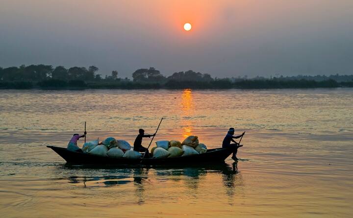 দক্ষিণবঙ্গে গরম ও অস্বস্তিকর আবহাওয়া থাকবে বুধবার পর্যন্ত। পশ্চিমের জেলায় লু বইবে আগামী এক সপ্তাহ। চরমে উঠবে আর্দ্রতাজনিত অস্বস্তি।