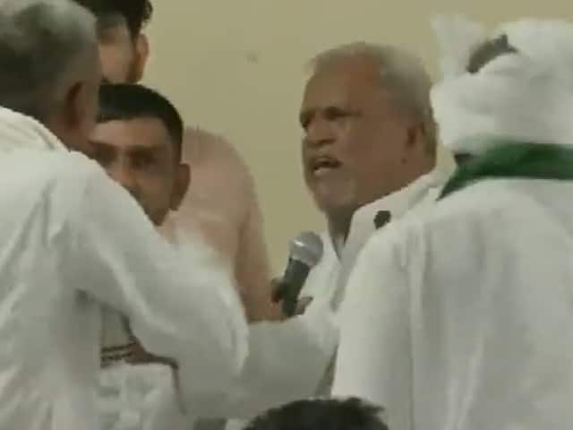 Scuffle Breaks Out Between Members Of Khap Panchayat Held In Support Of  Protesting Wrestlers: Watch