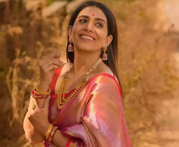 अभिनेत्री सोनाली कुलकर्णी ही सलमान खानपेक्षा खूपच लहान आहे, पण तिने 