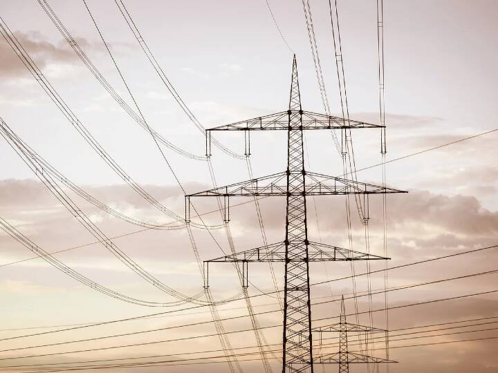 What will happen if the high voltage line of electricity breaks how far can the current be felt क्या होगा अगर बिजली की हाई वोल्टेज लाइन टूट जाए? इसके कितने पास जाने पर लगेगा झटका?