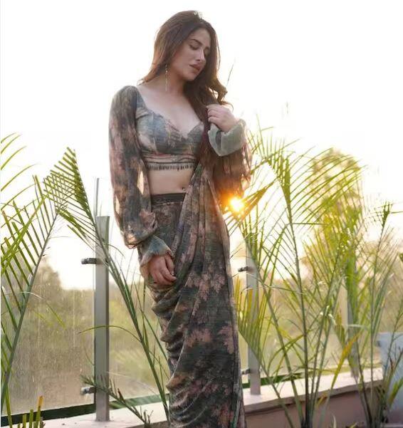 ਅਦਾਕਾਰਾ ਦੀਆਂ ਇਨ੍ਹਾਂ ਤਸਵੀਰਾਂ ਨੂੰ ਪ੍ਰਸ਼ੰਸਕ ਇੰਨਾ ਪਸੰਦ ਕਰ ਰਹੇ ਹਨ ਕਿ ਕੁਝ ਹੀ ਘੰਟਿਆਂ 'ਚ ਉਨ੍ਹਾਂ 'ਤੇ ਲੱਖਾਂ ਲਾਈਕਸ ਅਤੇ ਕਮੈਂਟਸ ਆ ਗਏ ਹਨ। ਇਨ੍ਹਾਂ ਤਸਵੀਰਾਂ ਨੂੰ ਦੇਖ ਕੇ ਸਾਫ ਨਜ਼ਰ ਆ ਰਿਹਾ ਹੈ ਕਿ ਅਦਾਕਾਰਾ ਹੁਣ ਪਾਰਸ ਨੂੰ ਭੁੱਲ ਕੇ ਆਪਣੀ ਜ਼ਿੰਦਗੀ 'ਤੇ ਧਿਆਨ ਦੇ ਰਹੀ ਹੈ।