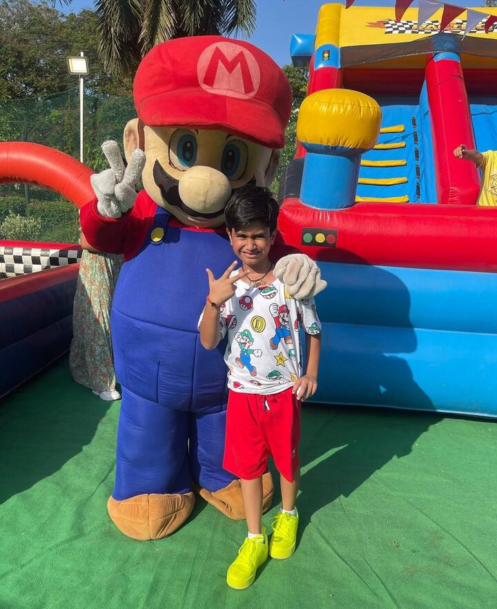 આ ખાસ અવસર પર તેમના પરિવાર સાથે જોડાયેલા દરેક વ્યક્તિ તેમની ખુશીમાં જોડાયા હતા.