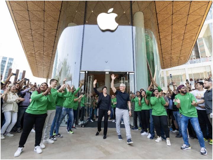 Apple store report high sales from their two new stores over 50 crore rupees  Apple Store Sales: हाल ही में खुले एपल स्टोर की कमाई जान उड़ जाएंगे आपके होश, महीने भर में कमा लिए इतने रुपये