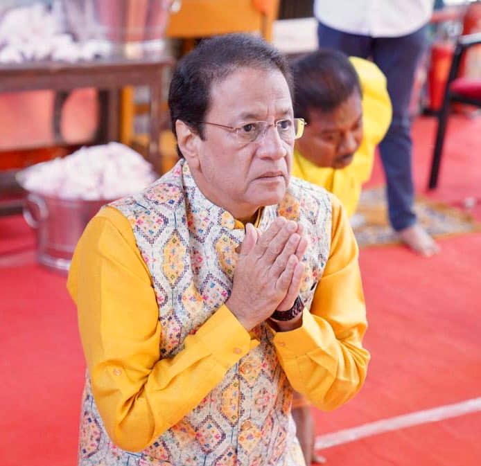 उन्होंने बताया था कि एक बार मैं एक तमिल फिल्म की शूटिंग के लिए साउथ इंडिया में था. जिसमें मैं भगवान बालाजी का रोल निभा रहा था. तब मैंने नई-नई सिगरेट पीनी शुरू की थी. ऐसे में शूटिंग के बीच में मुझे सिगरेट की तलब लगी तो मैं एक कोने में जाकर सिगरेट पीने लगा.