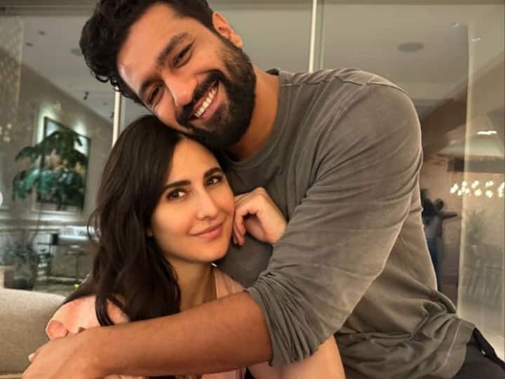 Vicky Kaushal calls wife Katrina Kaif his celebrity crush, Sara Ali Khan reacts Video: Vicky Kaushal ने पत्नी Katrina Kaif को बताया अपना क्रश, देखें Sara Ali Khan का रिएक्शन