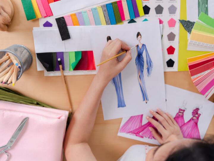 Fashion Designing: अगर आप फैशन में अपनी रुचि बनाए रखते हैं तो आप फैशन डिजाइनिंग में अच्छा करियर बना सकते हैं. फैशन डिजाइन कोर्स में छात्र फैशन उद्योग के साथ-साथ डिजाइन के तरीके, तकनीक आदि के बारे में जानकारी हासिल करेंगे. एक फैशन डिजाइनर के लिए शुरुआती वेतन लगभग 30-40,000 रुपये होता है. ये कोर्स शॉर्ट टर्म नहीं हैं, इनमें डिग्री और डिप्लोमा की पढ़ाई भी की जा सकती है.