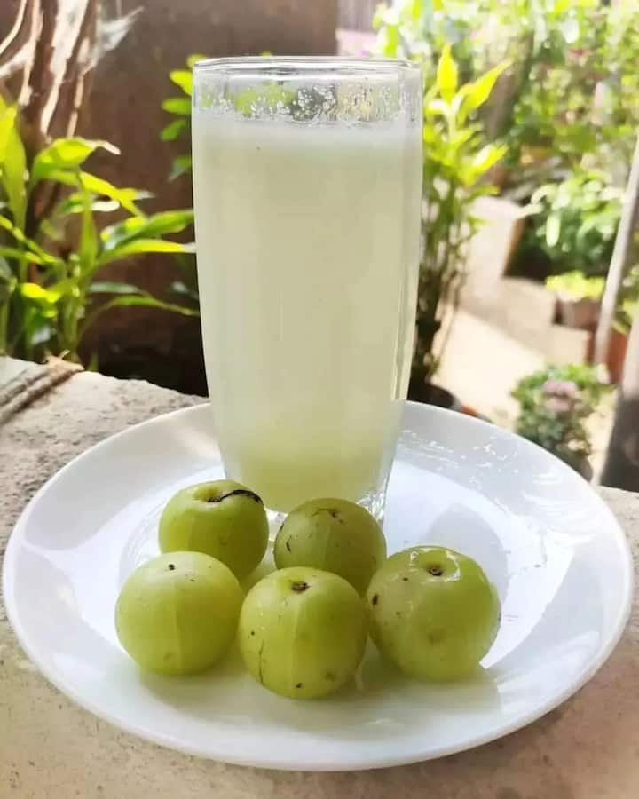 आंवला जूस पीने से हार्ट हेल्थ में सुधार हो सकता है. इसमें एंटीऑक्सीडेंट अधिक मात्रा में पाए जाते हैं जो शरीर को फ्री रेडिकल से बचते हैं. इस जूस को पीने से कोलेस्ट्रॉल भी कम हो सकता है.